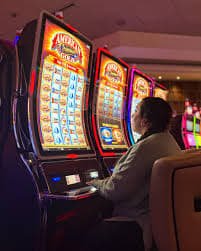 Studio Live Roulette trans 4d dengan dealer dan roda roulette fisik